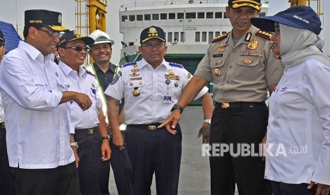 Menteri Perhubungan Budi Karya Sumadi (kiri) didampingi Dirjen Hubdar Budi Setiyadi (tengah), Kepala Balai Transportasi Darat Johny Siagian (kedua kiri) Wakapolda Banten Kombes Pol Thomex Kurniawan (kedua kanan) berbincang dengan Dirut PT ASDP Ira Puspadewi (kanan) saat meninjau Pelabuhan Merak, Banten, Sabtu (2/6).