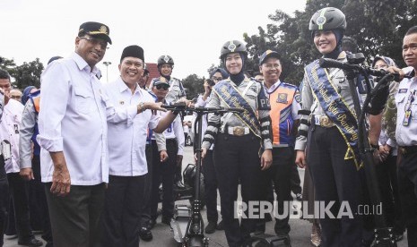 Menteri Perhubungan Budi Karya Sumadi (kiri) didampingi Wali Kota Bandung Oded M Danial (kanan) berfoto usai kunjungan kerja di Terminal Leuwipanjang, Kota Bandung, Selasa (7/5). 