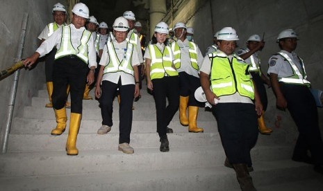 Menteri Perhubungan Budi Karya Sumadi (kiri) meninjau proyek Mass Rapid Transit (MRT) di Bundaran HI, Jakarta, Rabu (14/12). 