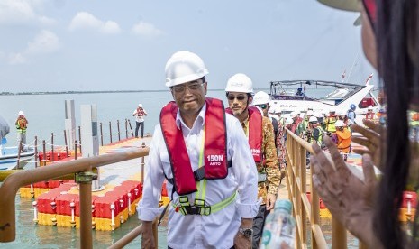 Menteri Perhubungan Budi Karya Sumadi (kiri) meninjau proyek pembangunan Pelabuhan Patimban di Desa Patimban, Subang, Jawa Barat. 