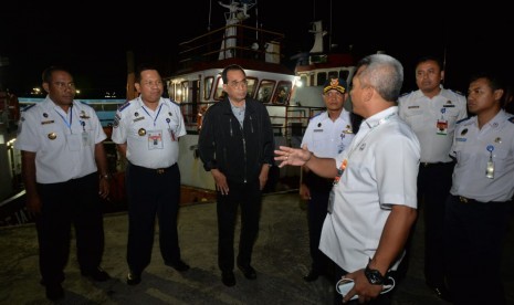 Menteri Perhubungan Budi Karya Sumadi melakukan peninjauan ke Pelabuhan Kaimana di sela-sela kunjungan kerja bersama Presiden Jokowi ke sejumlah Provinsi Papua dan Papua Barat, Ahad malam (27/10). 