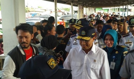 Menteri Perhubungan Budi Karya Sumadi melakukan sidak ke Dermaga Kali Adem, Pelabuhan Muara Angke, Ahad (17/6).