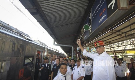 Transportation Minister Budi Karya Sumadi sees off departure of Sawunggalih Utama train at Pasar Senen station, Jakarta, Friday (Dec 21).