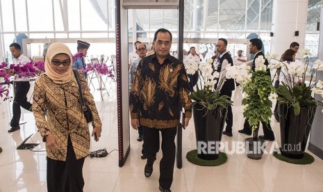 Menteri Perhubungan Budi Karya Sumadi melintas di x-ray saat memasuki Bandara Internasional Jawa Barat (BIJB) Kertajati, Majalengka, Jawa Barat, Kamis (24/5). 