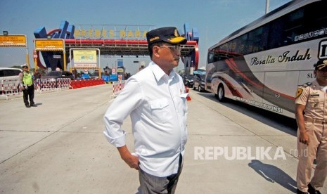 Menteri Perhubungan Budi Karya Sumadi memantau arus lalu lintas arus balik di gerbang tol Brebes Barat, Brebes, Jawa Tengah, Minggu (9/6/2019). 