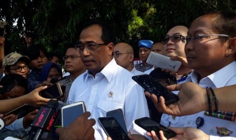 Menteri Perhubungan Budi Karya Sumadi memantau pelaksanaan pembuatan SIM A Umum bersubsidi untuk pengemudi taksi daring dan konvensional seharga Rp 100 ribu di kawasan Istora Senayan, Jakarta, Ahad (25/2). 