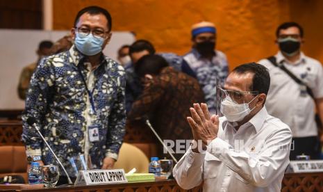 Menteri Perhubungan Budi Karya Sumadi memberi salam saat akan mengikuti Rapat Dengar Pendapat (RDP) dengan komisi V DPR, di Kompleks Parlemen, Senayan, Jakarta, Rabu (3/2/2021). Rapat tersebut membahas mengenai musibah jatuhnya Pesawat Sriwijaya Air Nomor Penerbangan SJ-182.