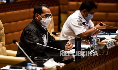 Menteri Perhubungan Budi Karya Sumadi memberikan paparan (kiri) saat Rapat Dengar Pendapat (RDP) bersama Komisi V DPR di Kompleks Parlemen, Senayan, Jakarta, Senin (25/1/2021). Rapat tersebut beragendakan evaluasi pelaksanaan Anggaran Tahun 2020 Kemenhub serta membahas Program kerja Kemenhub Tahun 2021.