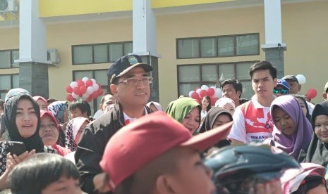 Menteri Perhubungan Budi Karya Sumadi memberikan sosialisasi keselamatan berkendara kepada siswa SD di GOR Sabilulungan, Soreang, Kabupaten Bandung, Ahad (21/10).