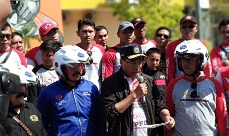 Menteri Perhubungan Budi Karya Sumadi memberikan sosialisasi keselamatan berkendara kepada siswa SD di GOR Sabilulungan, Soreang, Kabupaten Bandung, Ahad (21/10). 