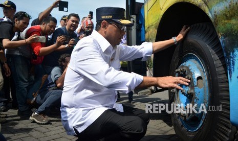 Menteri Perhubungan Budi Karya Sumadi memeriksa bus Angkutan Kota Antar Provinsi (AKAP) saat inspeksi mendadak di terminal Bungurasih, Sidoarjo, Jawa Timur, Sabtu (9/6). 