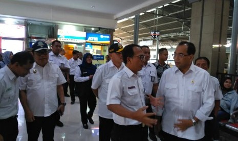 Menteri Perhubungan, Budi Karya Sumadi, mengecek pelayanan yang ada di Stasiun Tugu Yogyakarta, Sabtu (19/5).  Ini merupakan rangkaian kunjungan Menhub ke stasiun-stasiun di Pulau Jawa guna melihat pelayanan mudik Lebaran