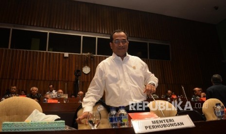  Menteri Perhubungan Budi Karya Sumadi menghadiri rapat kerja dengan Komisi V DPR di kompleks Parlemen, Senayan, Jakarta, Rabu (5/7)