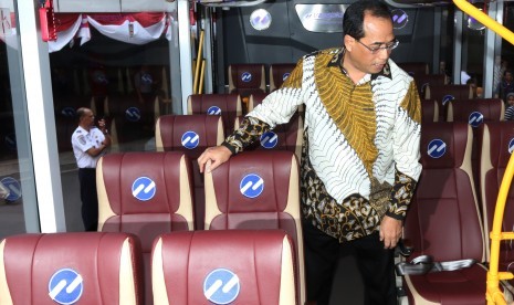 Menteri Perhubungan Budi Karya Sumadi meninjau bus non jalur bus khusus atau bus regular saat diluncurkan di Jakarta, Kamis (24/8).