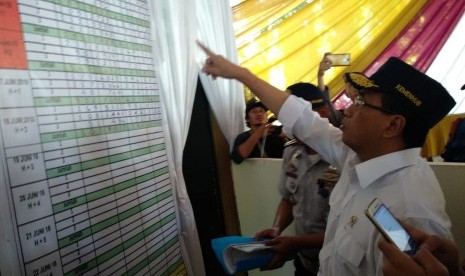 Menteri Perhubungan Budi Karya Sumadi meninjau dan menyapa pemudik di Terminal Kampung Rabutan, Jakarta Timur, Selasa (19/6). 