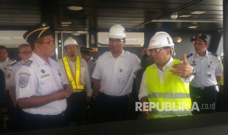 Menteri Perhubungan, Budi Karya Sumadi meninjau kapal navigasi di area Pelabuhan Kawasan Industri Gresik untuk diresmikan Presiden, Kamis (8/3).