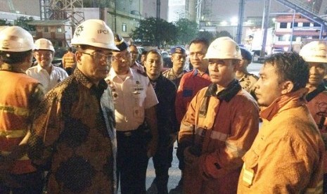 Menteri Perhubungan Budi Karya Sumadi meninjau kapal terbakar di Pelabuhan Tanjung Priok, Jumat (16/9) 