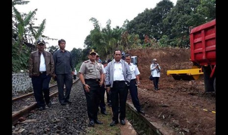 Menteri Perhubungan Budi Karya Sumadi meninjau lokasi ground breaking double track atau rel ganda kereta Bogor-Sukabumi di Desa Benda, Kecamatan Cicurug, Kabupaten Sukabumi Kamis (14/12) sore.