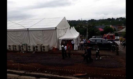 Menteri Perhubungan Budi Karya Sumadi meninjau lokasi ground breaking double track atau rel ganda kereta Bogor-Sukabumi di Desa Benda, Kecamatan Cicurug, Kabupaten Sukabumi Kamis (14/12) sore.