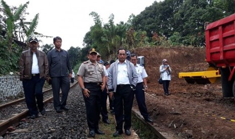 Menteri Perhubungan Budi Karya Sumadi meninjau lokasi groundbreaking rel ganda kereta Bogor-Sukabumi di Desa Benda, Kecamatan Cicurug, Kabupaten Sukabumi, Kamis (14/12) sore.