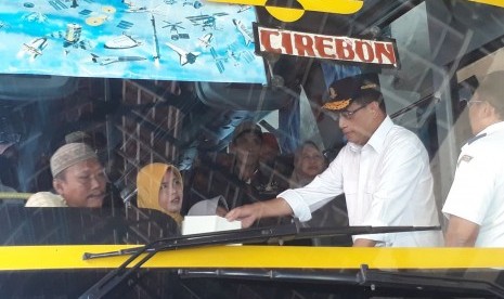 Menteri Perhubungan Budi Karya Sumadi meninjau operasional bus dan fasilitas di Terminal Mangkang, Semarang, Ahad (5/5).