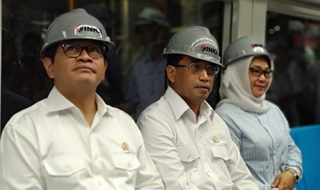 Menteri Perhubungan Budi Karya Sumadi meninjau Pabrik PT Industri Kereta Api (Inka) (Persero) di Madiun, Selasa (29/5) menjelang penyelesaian pengiriman rangkaian //light rail transit// (LRT) Palembang, Sumatra Selatan.