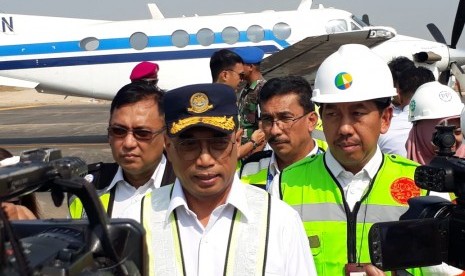 Menteri Perhubungan, Budi Karya Sumadi meninjau pemberangkatan calon jamaah haji 2019 di Bandara Soekarno-Hatta pada Ahad (21/7). 