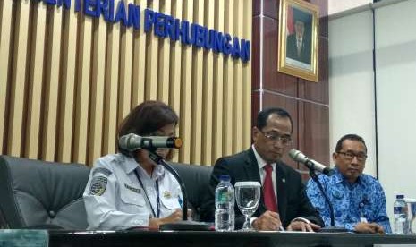 Menteri Perhubungan Budi Karya Sumadi menjelaskan mengenai  kondisi sarana dan prasaranan transportasi pascagempa di Palu, Sulawesi  Selatan dalam konferensi pers di gedung Kementerian Perhubungan, Senin  (1/10).