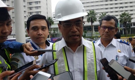 Menteri Perhubungan Budi Karya Sumadi menjelaskan perluasan pembangunan mass rapid transit (MRT) hingga Ancol usai mendampingi Presiden Joko Widodo mencoba MRT dari Stasiun Bundaran Hotel Indonesia (HI), Selasa (6/11).