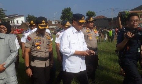 Menteri Perhubungan, Budi Karya Sumadi, Menteri Kesehatan, Nila Moeloek dan Menteri PMK, Puan Maharani dan Kapolda Jabar meninjau jalur arus mudik di Cikaledog, Nagreg, Kabupaten Bandung, Rabu (29/5). 