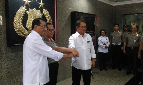 Menteri Perhubungan, Budi Karya Sumadi, Menteri Kominfo Rudiantara dan Kapolri Tito Karnavian melakukan rapat kordinasi dan video conference dengan Polda setempat untuk membahas transportasi daring. Selasa (21/3).   Intan Pratiwi