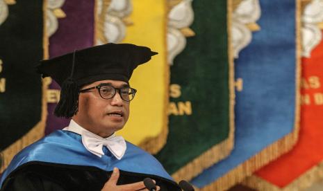 Menteri Perhubungan Budi Karya Sumadi menyampaikan pidato ilmiah di Balai Senat Kampus UGM, Sleman, DI Yogyakarta, Senin (23/5/2022). Universitas Gadjah Mada memberikan anugerah Doktor Honoris Causa atau Doktor Kehormatan kepada Menteri Perhubungan Budi Karya Sumadi atas peran dan jasa dalam keilmuannya meliputi teknik rancang bangun dan perencanaan di bidang transportasi dalam merajut konektivitas nusantara. 