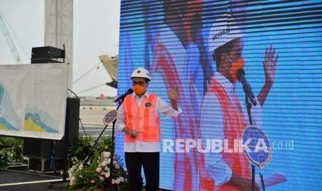 Menteri Perhubungan Budi Karya Sumadi menyampaikan sambutan saat mengecek kesiapan operasional Pelabuhan Patimban di Subang, Jawa Barat. Menteri Perhubungan Budi Karya Sumadi mengatakan pembangunan Pelabuhan Patimban akan mengurangi biaya logistik dan memperlancar arus barang, serta mengurangi beban kendaraan barang di jalan raya khususnya wilayah Jabodetabek.