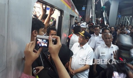 Menteri Perhubungan Budi Karya Sumadi menyidak Stasiun Duri untuk memeriksa aktivitas penumpang lintas Tangerang-Duri, Jumat (6/4). 