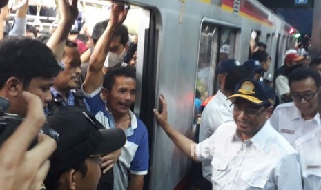 Menteri Perhubungan Budi Karya Sumadi menyidak Stasiun Duri untuk memeriksa aktivitas penumpang lintas Tangerang-Duri, Jumat (6/4). 