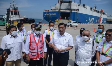 Menteri Perhubungan Budi Karya Sumadi mendampingi Menteri Koordinator Maritim dan Investasi Luhut Binsar Pandjaitan meninjau Pelabuhan Patimban, Kabupaten Subang, Jawa Barat. 