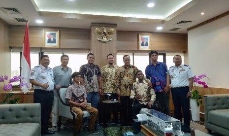 Menteri Perhubungan Budi Karya Sumadi, Presiden Grab Indonesia Ridzki Kramadibrata, dan para pengemudi difabel taransportasi daring berfoto bersama usai melakukan pertemudan di Gedung Kementerian Perhubungan, Senin (26/8). 