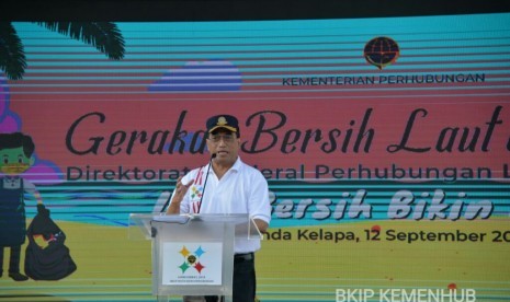 Menteri Perhubungan Budi Karya Sumadi saat menghadiri kegiatan bersih laut dan pantai di Pelabuhan Sunda Kelapa, Jakarta Utara, Kamis (12/9). 