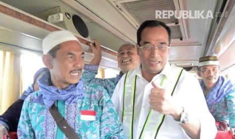 Menteri Perhubungan Budi Karya Sumadi saat meninjau keberangkatan jamaah calon haji di Embarkasi haji Bandara Soekarno-Hatta, Kamis (3/8). 