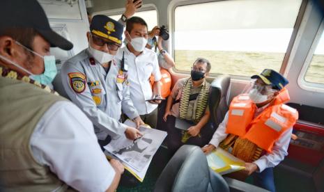 Menteri Perhubungan Budi Karya Sumadi saat meninjau lokasi Pelabuhan Baru di Tanjung Carat, Kabupaten Banyuasin, provinsi Sumatra Selatan, Sabtu (20/2).