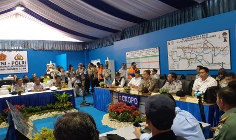 Menteri Perhubungan Budi Karya Sumadi, saat meninjau pos pengamanan arus mudik lebaran 2018, di Cikopo, Kabupaten Purwakarta, Jabar, Selasa (12/6). 