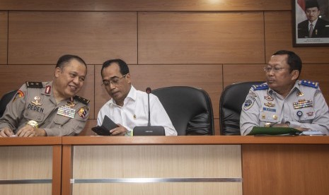 Menteri Perhubungan Budi Karya Sumadi (tengah), Asops Kapolri Irjen Pol Deden Juhara (kiri), dan Dirjen Perhubungan Darat Kementerian Perhubungan Budi Setyadi (kanan) bersiap mengikuti rapat koordinasi antisipasi menghadapi Arus Balik Lebaran 2018 di Kantor Kakorlantas Polri, Jakarta, Kamis (14/6).