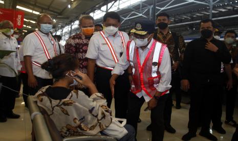 Menteri Perhubungan Budi Karya Sumadi (tengah) berbincang-bincang dengan seorang calon penumpang KRL saat perayaan Satu Tahun perjalanan KRL Yogyakarta-Solo di Stasiun Balapan, Solo, Jawa Tengah, Sabtu (12/3/2022). Selama setahun beroperasi, KRL Yogyakarta-Solo tersebut telah melayani sebanyak 2,2 juta penumpang dengan headway setiap 30 menit.