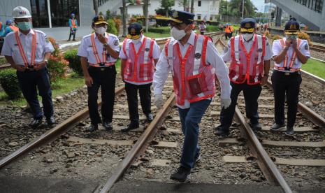 Menteri Perhubungan Budi Karya Sumadi (tengah) berjalan melintasi rel kereta api saat melakukan kunjungan kerja, di Stasiun Bandung, Jawa Barat, Jumat (19/2/2021). Dalam kunjungan kerja tersebut, Menteri Perhubungan berkesempatan untuk meninjau pelayanan GeNose C19 dan memberikan pengarahan pada pelaksanaan program padat karya di PT KAI Daop 2 Bandung.