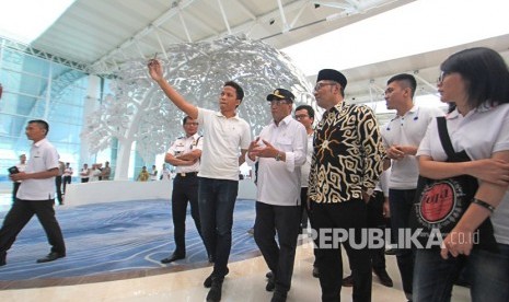 Menteri Perhubungan Budi Karya Sumadi (tengah) bersama Gubernur Jawa Barat Ridwan Kamil (ketiga kanan) membuat vlog saat acara Ngapung Bareng Ti Kertajati di Bandara Internasional Jawa Barat (BIJB) Kertajati, Majalengka, Jawa Barat, Kamis (9/1/2019). 