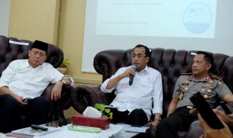 Menteri Perhubungan Budi Karya Sumadi (tengah) dan Kapolri Jenderal Pol Tito Karnavian (kanan), didampingi Gubernur Banten Wahidin Halim (kiri) menjawab pertanyaan wartawan dalam rapat koordinasi arus mudik 2017 di Ruang VVIP ASDP Pelabuhan Merak, Cilegon, Banten, Ahad (11/6). 