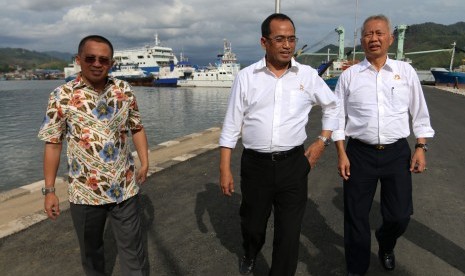 Menteri Perhubungan Budi Karya Sumadi (tengah) didampingi Dirjen Perhubungan Laut Tonny Budiono (kanan) bersama Dirut PT Pelindo I Bambang Eka Cahyana (kiri) ketika meninjau Pelabuhan Sibolga, di Sibolga, Sumatera Utara, Jumat (19/8).