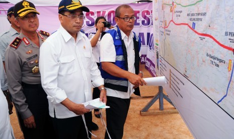 Menteri Perhubungan Budi Karya Sumadi (tengah).