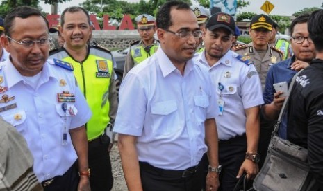 Menteri Perhubungan Budi Karya Sumadi (tengah) didampingi petugas Polisi setempat meninjau arus mudik Natal dan Tahun Baru di Kabupaten Pemalang, Jawa Tengah, Ahad (24/12). Menteri Perhubungan menyatakan larangan angkutan berat beroperasi saat arus balik Natal dan Tahun Baru pada 29 Desember 2017 hingga 1 Januari 2018. 