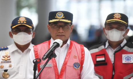 Menteri Perhubungan Budi Karya Sumadi (tengah) 